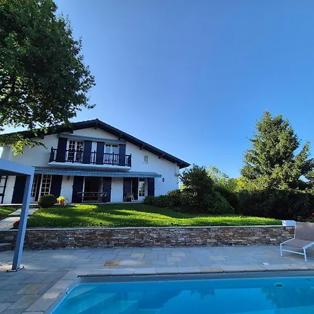 Basque Climatisee Et Piscine Chauffee, Jardin Verdoyant
